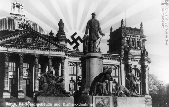 Über dem Reichstagsgebäude und dem Bismarckdenkmal geht das Hakenkreuz als Sonne auf, Postkarte (ohne Datum)